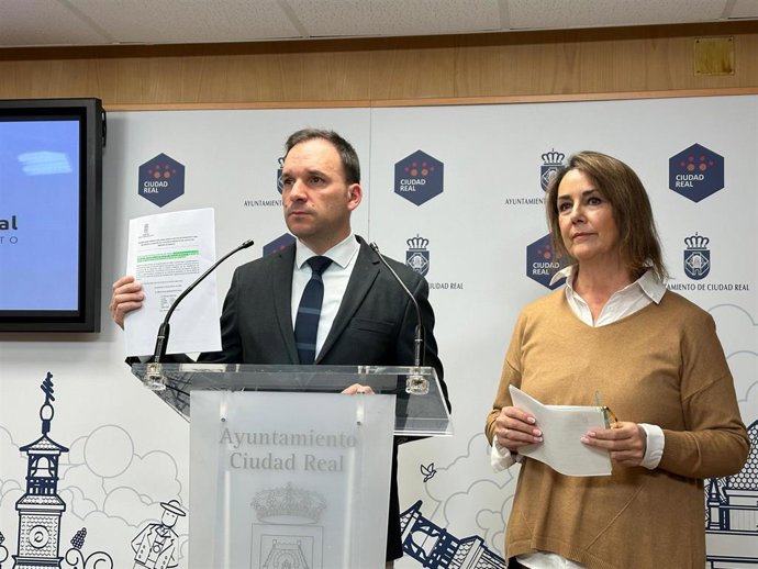 La concejala de Turismo del Ayuntamiento de Ciudad Real, Cristina Galán, y el portavoz del equipo de Gobierno del Ayuntamiento de Ciudad Real, Guillermo Arroyo, en rueda de prensa.