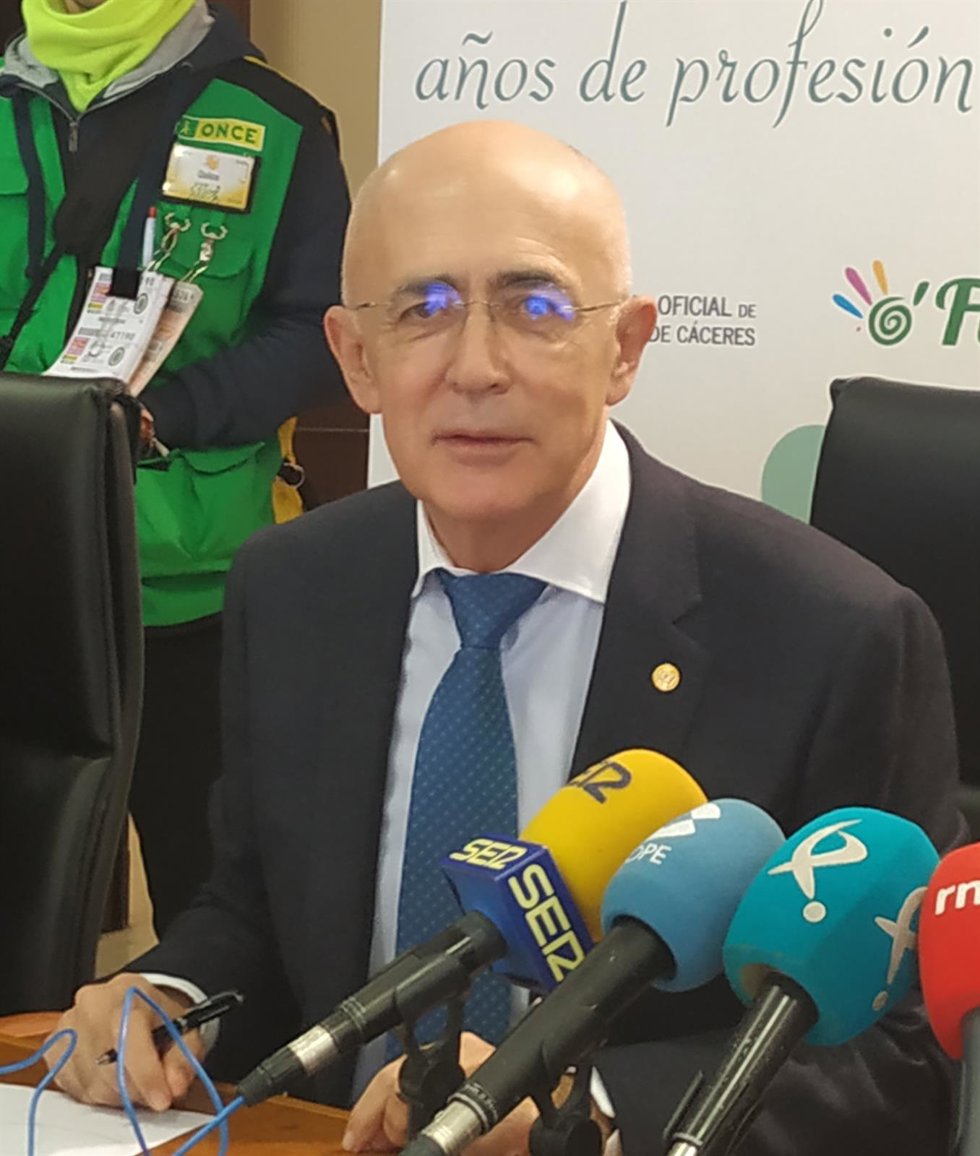 Archivo - Carlos Arjona, presidente del Colegio de Médicos de Cáceres