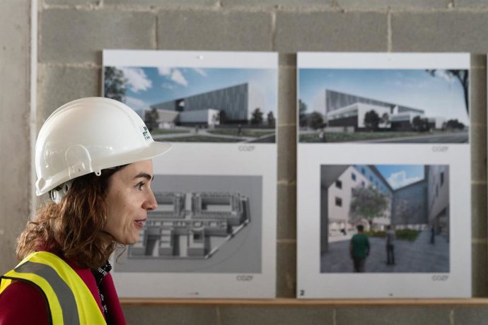 La consellera Gemma Ubasart durante la visita a las obras del Centre Obert de la Zona Franca.