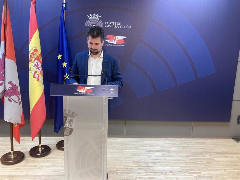 Tudanca, momentos antes de comenzar su comparecencia ante los medios.
