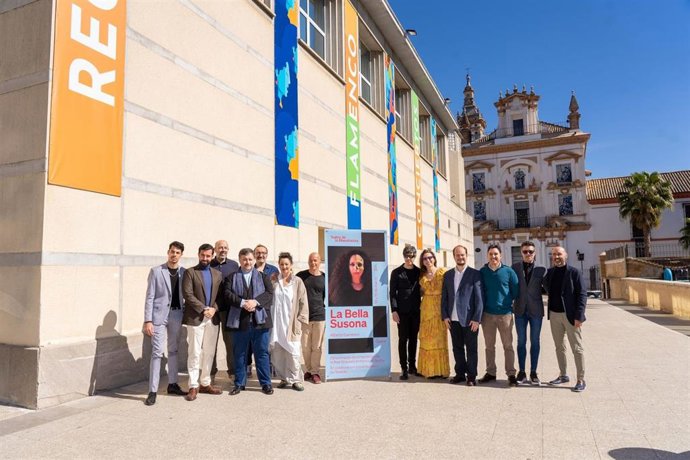 Elenco artístico de la ópera 'La Bella Susona' y del Maestranza, a las puertas del Teatro.
