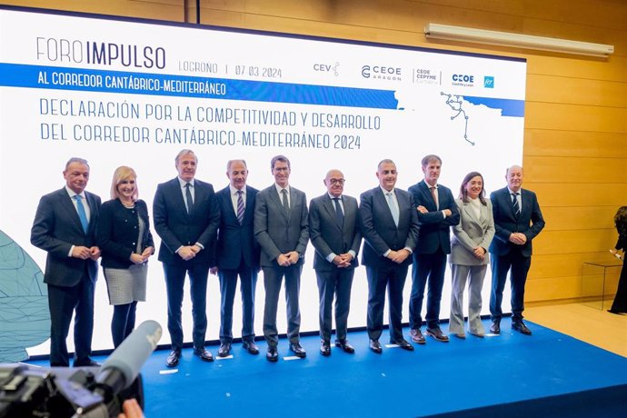 Foto de grupo del foro Impulso al Corredor Cantábrico-Mediterráneo celebrado en Logroño