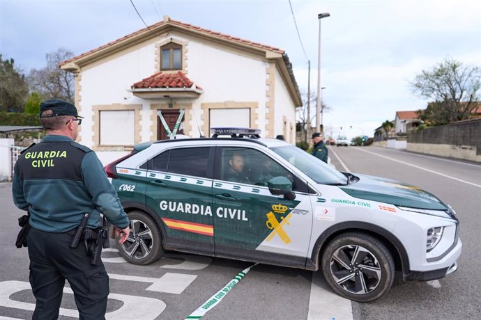 Agentes de la Guardia Civil en las inmediaciones de la vivienda donde un hombre ha estrangulado presuntamente a su madre y después se ha suicidado 