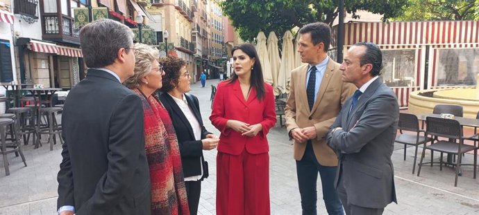 La portavoz del PP de la Región de Murcia y diputada nacional, Miriam Guardiola, en el centro, acompañada por diputados regionales y senadores del PP y miembros del equipo de Gobierno del Ayuntamiento de Murcia