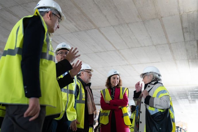 La consellera de Justicia, Derechos y Memoria de la Generalitat, Gemma Ubasart, visita las obras del nuevo Centre Obert de la Zona Franca.