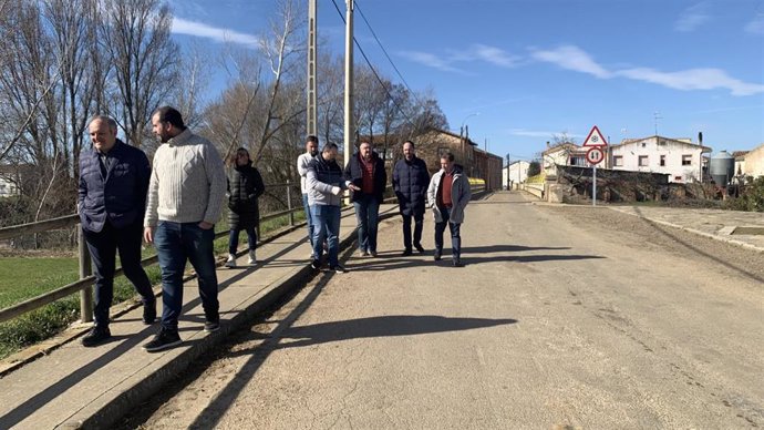 Imagen de la visita del vicepresidente de la Diputación de León y diputado de Infraestructuras, Roberto Aller, a Santibáñez de la Isla.