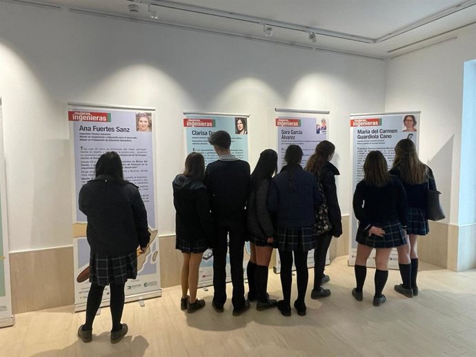 Un grupo de alumnos del Colegio Sant Francesc de Palma visitan este jueves la exposición itinerante 'Mujeres ingenieras de éxito y su impacto en el desarrollo industrial', organizada por el Govern.
