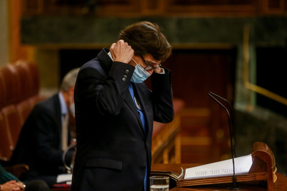El exministro de Sanidad, Salvador Illa, se quita la mascarilla para intervenir durante una sesión plenaria.