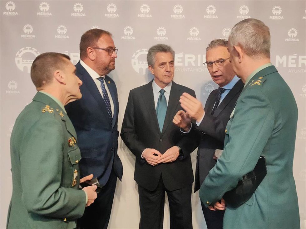 El director general de la Guardia Civil, Leonardo Marcos, flanqueado por el alcalde de Mérida, Antonio Rodríguez Osuna, y el delegado del Gobierno en Extremadura, José Luis Quintana, en la presentación de los actos de la Semana de la Guardia Civil.