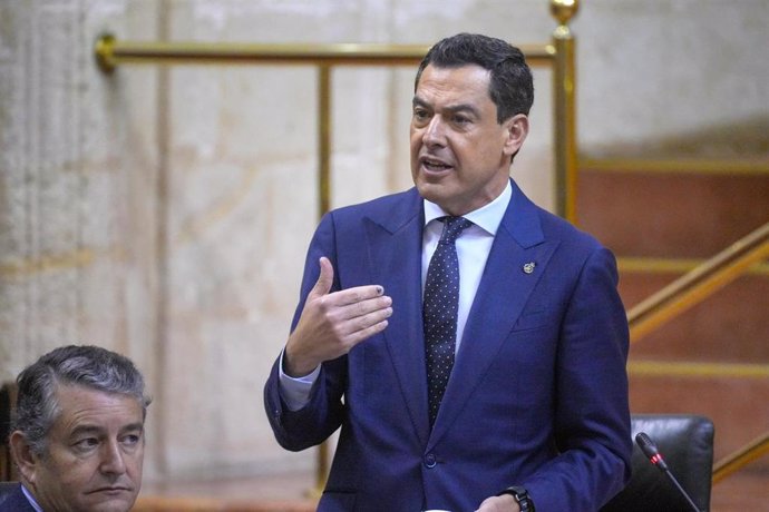 El presidente de la Junta de Andalucía, Juanma Moreno, este jueves en la sesión de control en el Pleno del Parlamento. 