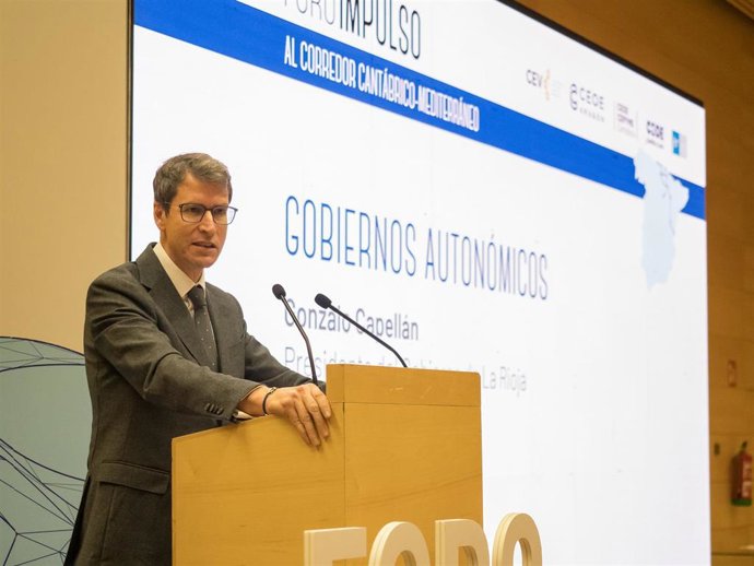 El presidente de La Rioja, Gonzalo Capellán, interviene tras la firma de la Declaración de Impulso al Corredor Cantábrico.Mediterráneo