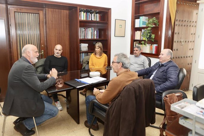 El vicepresidente segundo de Diputación y responsable del Servicio de Memoria Histórica y Democrática, Javier Vidal, reunido con representantes de la Asociación Memoria Histórica de Cádiz.