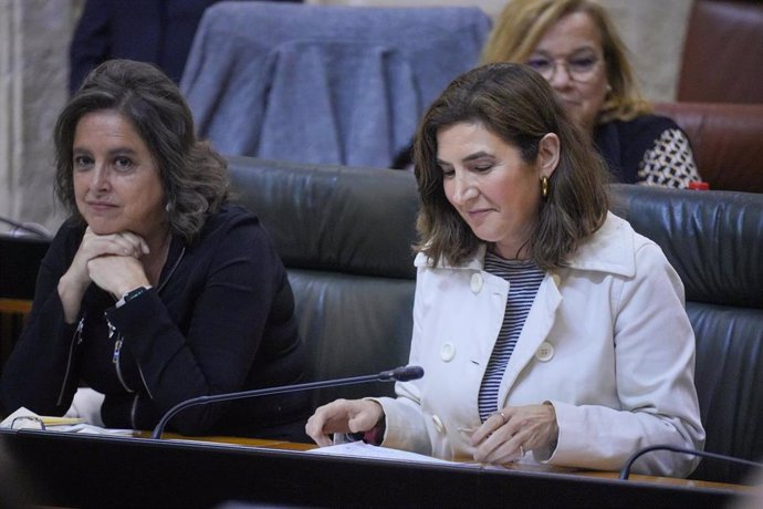 Catalina García (i), junto a la consejera de Empleo, Empresa y Trabajadores Autónomos, Rocío Blanco, en el pleno del Parlamento andaluz.