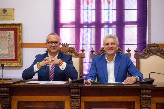 Eduardo Calvo (d)  y Manuel Ureña (i), concejales de Vox en el Ayuntamiento de Jaén