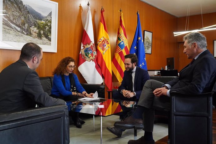 La nueva directora del Instituto de Estudios Altoaragoneses (IEA), Susana Villacampa, junto al presidente de la Diputación de Huesca, Isaac Claver.