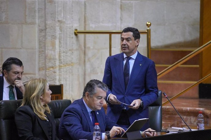 El presidente de la Junta de Andalucía, Juanma Moreno, durante su intervención en la segunda jornada del Pleno del Parlamento andaluz.