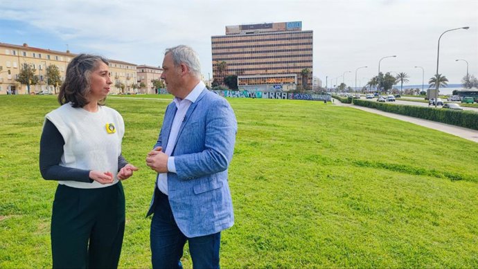 La portavoz de MÉS per Palma, Neus Truyol, y el portavoz de la formación en el Consell de Mallorca, Jaume Alzamora.