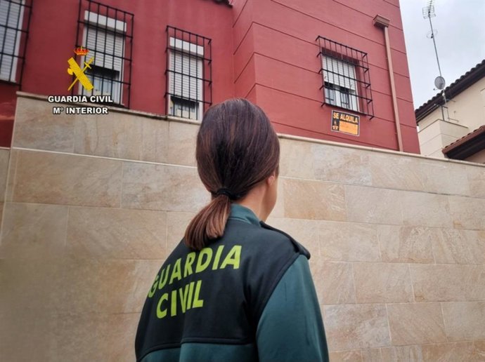 Una agente observa un anuncio de una vivienda en alquiler
