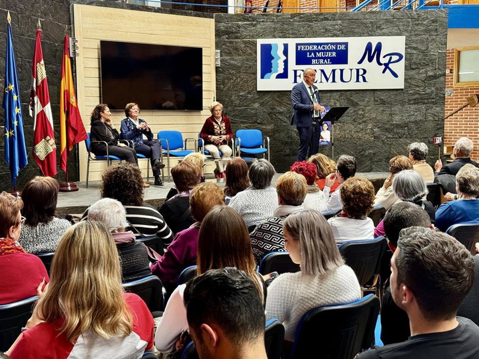 La diputada provincial de Igualdad, Pilar Martín (izda); la secretaria general de Femur, Elena García; la presidenta, Juana Borrego Y el presidente de la Diputación, Miguel Ángel de Vicente