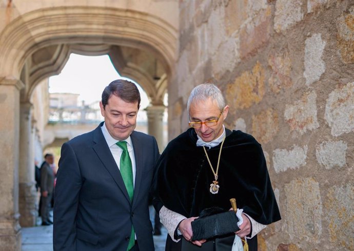 El presidente de la Junta de Castilla y León, Alfonso Fernández Mañueco, junto al rector de la USAL, Ricardo Rivero.