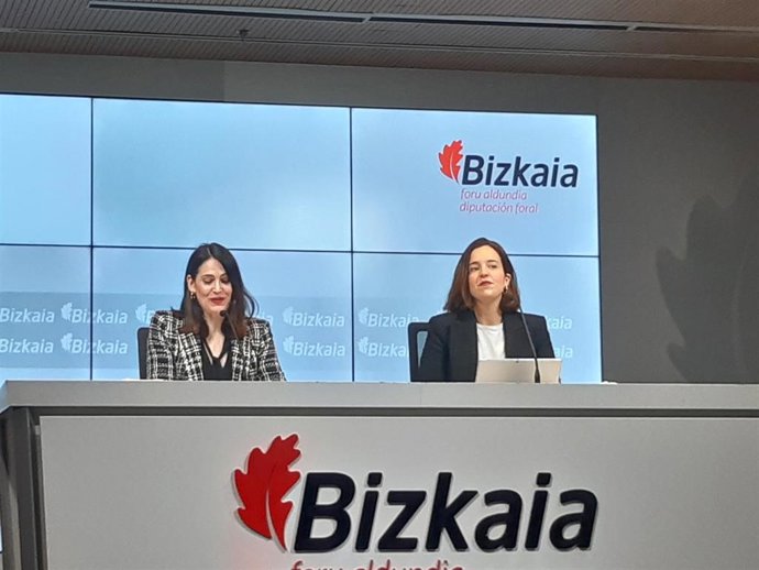 La portavoz de la Diputación de Bizkaia, Leixuri Arrizabalaga, y la diputada de Hacienda y Finanzas, Itxaso Berrojalbiz, en rueda de prensa tras el Consejo de Gobierno.
