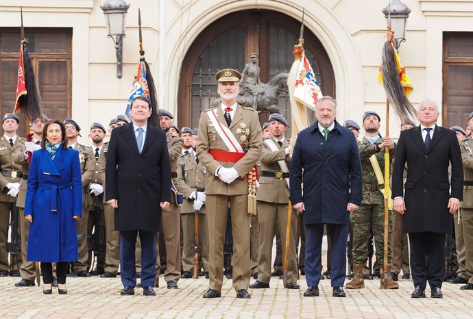 El Rey Felipe VI (c) junto a la ministra de Defensa, Margarita Robles, el presidente de la Junta de Castilla y León, Alfonso Fernández Mañueco (2i), y el alcalde de Valladolid, Jesús Julio Carnero (d), en la Parada Militar el Desfile con motivo del 375 