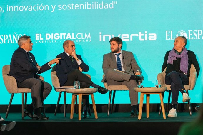 El presidente de Fedeto, Javier Antonio Arribas; el presidente de ATA, Lorenzo Amor; el consejereo de Fomento, Nacho Hernando, y el secretario general de UGT, Pepe Álvarez, en el III Foro Económico Español C-LM.