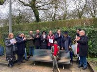 La estatua de Valle-Inclán situada en la Alameda de Santiago vuelve a lucir la bufanda roja