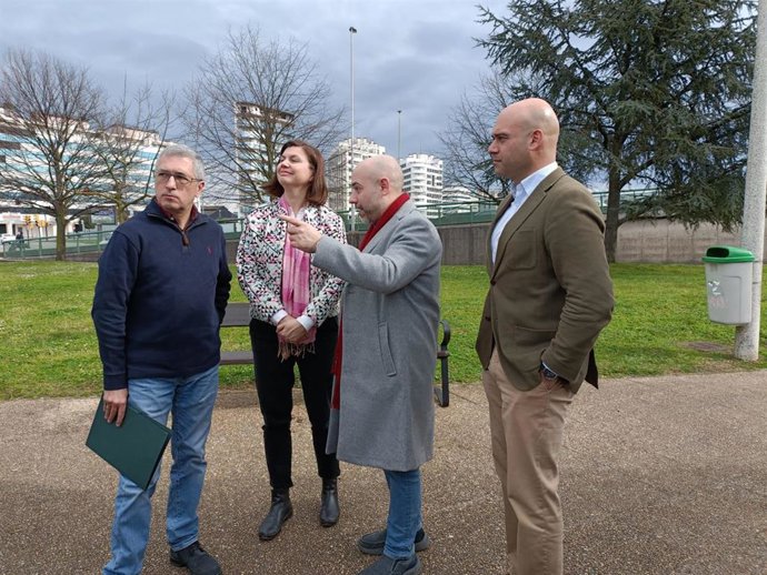 El secretario de Estado de Medio Ambiente, Hugo Morán (izda), antes de participar en el acto Institucional de plantación de minibosques del proyecto Gijón Ecoresiliente, en el parque de Moreda (Gijón).