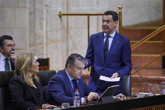 El presidente de la Junta de Andalucía, Juanma Moreno, durante su intervención en la segunda jornada del Pleno del Parlamento andaluz. A 07 de marzo de 2024, en Sevilla (Andalucía, España). Segunda jornada de Pleno con la Sesión de Control al Gobierno con