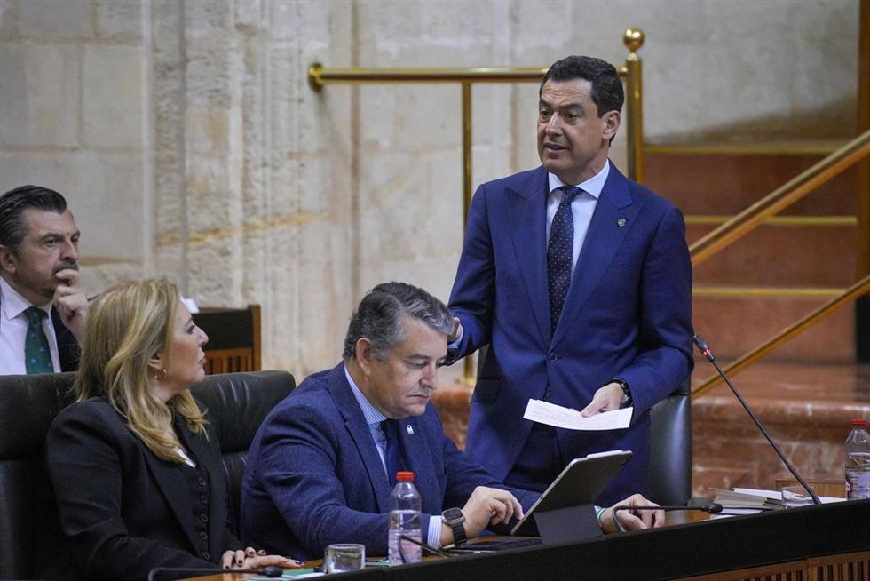 El presidente de la Junta de Andalucía, Juanma Moreno, durante su intervención en la segunda jornada del Pleno del Parlamento andaluz. A 07 de marzo de 2024, en Sevilla (Andalucía, España). Segunda jornada de Pleno con la Sesión de Control al Gobierno c