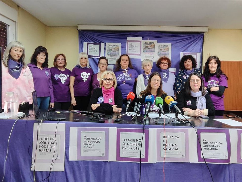 Miembros de la Coordinadora de Organizaciones Feministas de Zaragoza animan a participar en la manifestación del 8M