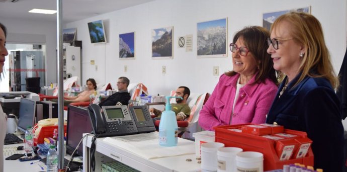 La gerente del Banco de Sangre y Tejidos de Aragón, Rosa Plantagenet-Whyte, enseña sus instalaciones a la presidenta de Cepyme Zaragoza, María Jesús Lorente