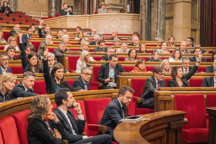 Votación en el pleno del Parlament