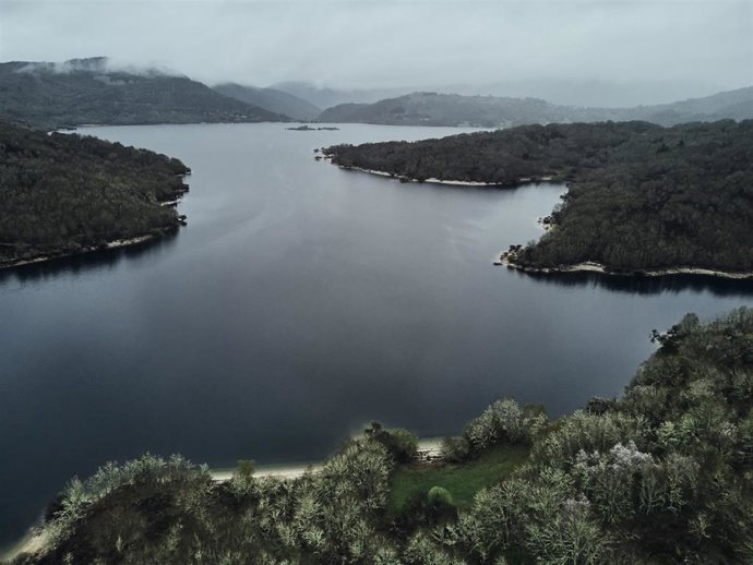 Archivo - Vista aérea del embalse de Prada desde la zona Candeda, a 17 de abril de 2023, en Ourense, Galicia (España). La comunidad con menos agua actualmente es Murcia con tan sólo un 27,03% de agua embalsada, seguida de Andalucía, con un 29,46%. En ca
