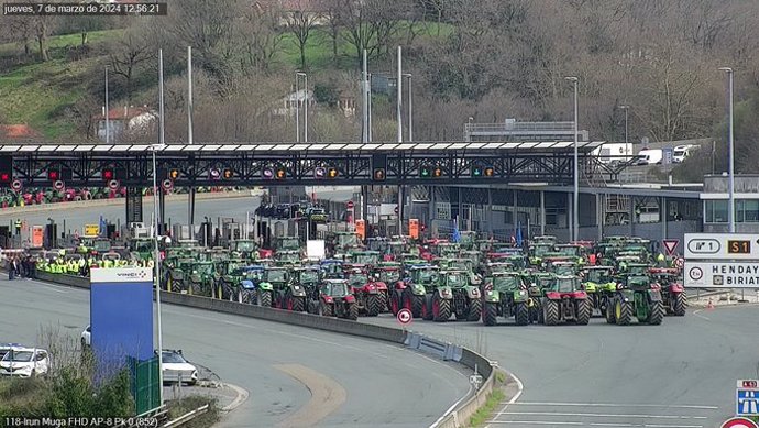 Baserritarras de Gipuzkoa, Navarra e Iparralde bloquean la frontera de Irun con sus tractores