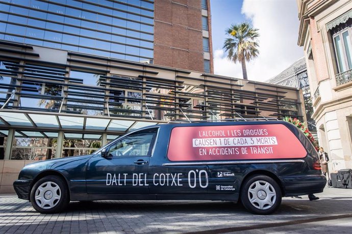 La campaña 'En el coche, 0,0' hará circular dos coches fúnebres por Catalunya con el lema logotipado para concienciar del riesgo de conducir habiendo tomado alcohol o drogas y recordar que causan una de cada tres muertes en accidentes de tráfico.