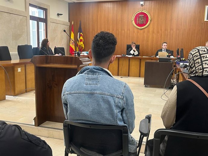 El acusado por un asalto sexual a un menor por la calle en Mallorca, sentado para el juicio en la Audiencia.