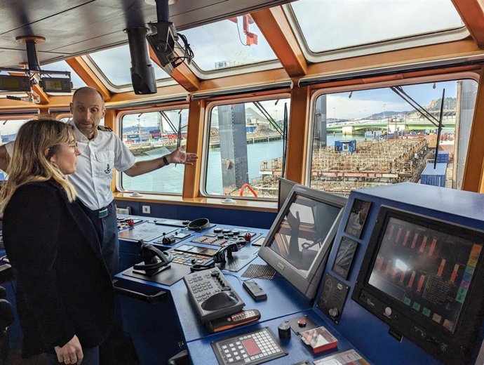 La delegada del Gobierno en Cantabria, Eugenia Gómez de Diego, visita el buque María de Maeztu de Salvamento Marítimo.
