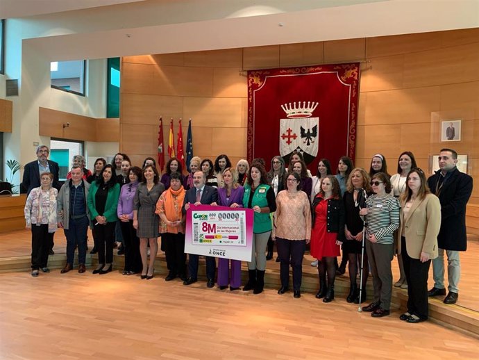 Foto de la entrega del cupón de la ONCE de este jueves, 7 de marzo, para reivindicar la eliminación de cualquier discriminación de género entre  mujeres y hombres, especialmente en las mujeres con discapacidad.