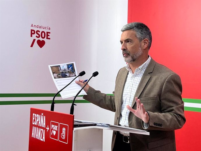 Ruiz Arana, alcalde de Rota, en rueda de prensa.