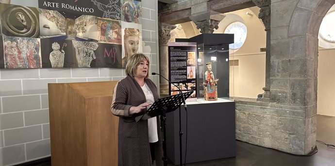 La consejera de Presidencia, Interior y Cultura, Tomasa Hernández, en la presentación de la restauración de la talla de la Virgen del Camino de Ena (Huesca) en el Museo Diocesano de Jaca.