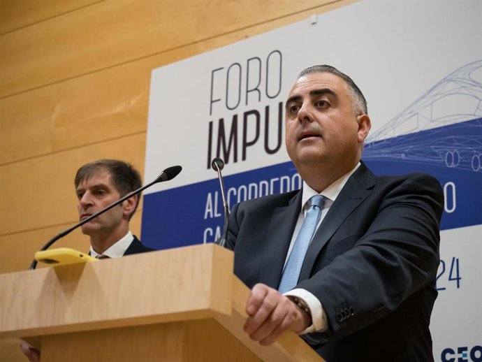 El consejero de Fomento, Ordenación del Territorio y Medio Ambiente del Gobierno de Cantabria, Roberto Media,en comparencia de prensa en Logroño donde se ha desarrollado el Foro Impulso al Corredor Cantábrico-Mediterráneo