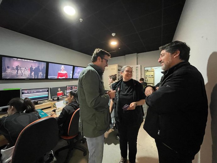 El concejal de Educación del Ayuntamiento de Cáceres, Jorge Suárez, en el plató de TV del Garage 2.0 que se pone a disposición del IES El Brocense