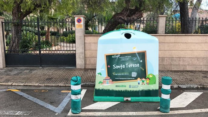 Uno de los contenedores de vidrio personalizados dentro de la iniciativa 'Los pequeños recicladores' en la que participan seis colegios de Marratxí.