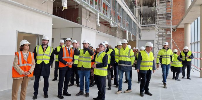 El consejero de Sanidad, José Luis Bancalero Flores, ha visitado las obras del futuro hospital de Teruel acompañado del vicepresidente Alejandro Nolasco y de la alcaldesa, Emma Buj