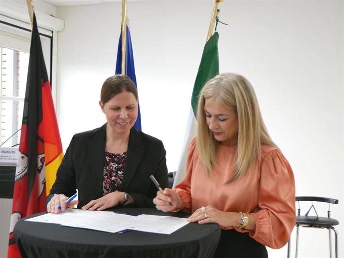 La consejera de Desarrollo Educativo y Formación Profesional, Patricia del Pozo, con la ministra de Asuntos Federales y Europeos y Desarrollo Regional de Baja Sajonia, Wiebke Osigus.