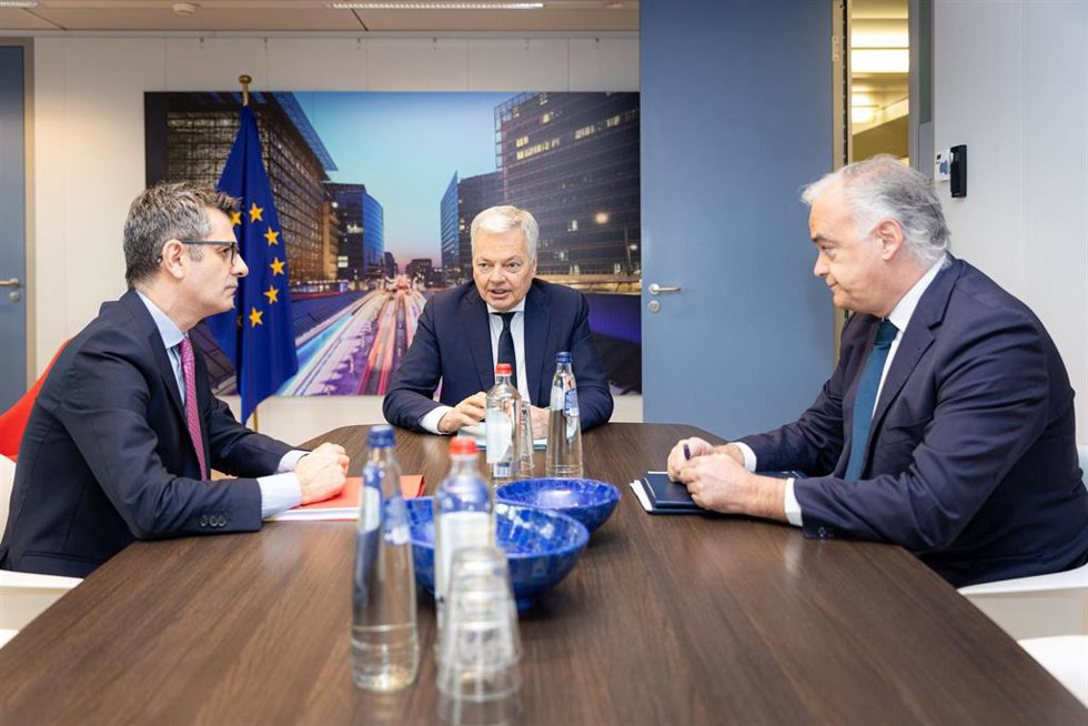 Archivo -  El ministro de Presidencia, Justicia y Relaciones con las Cortes, Félix Bolaños; el comisario de Justicia de la Unión Europea, Didier Reynders, y vicesecretario de Institucional del PP, Esteban González Pons, durante una reunión para desbloqu