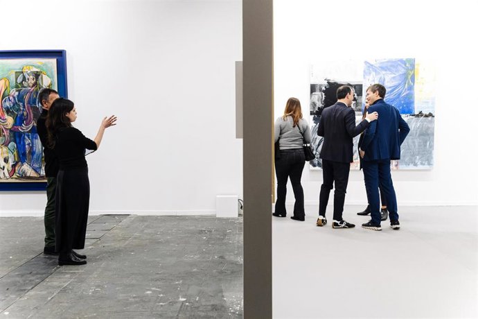 Varias personas observan las obras expuestas el día de la inauguración de ARCO Madrid 2024, en Feria de Madrid IFEMA, a 6 de marzo de 2024, en Madrid (España). 