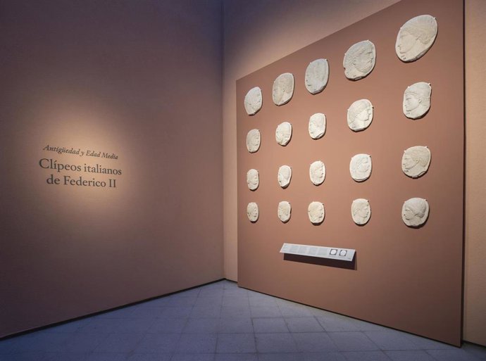 Instalación permanente 'Clípeos italianos de Federico II en el Patio Norte'